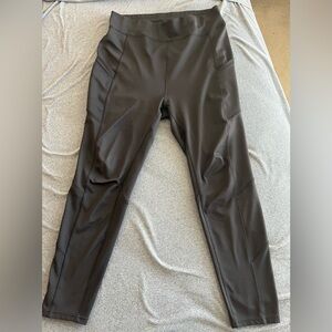 POP fit black leggings. Pockets on the side. Full length 2XL